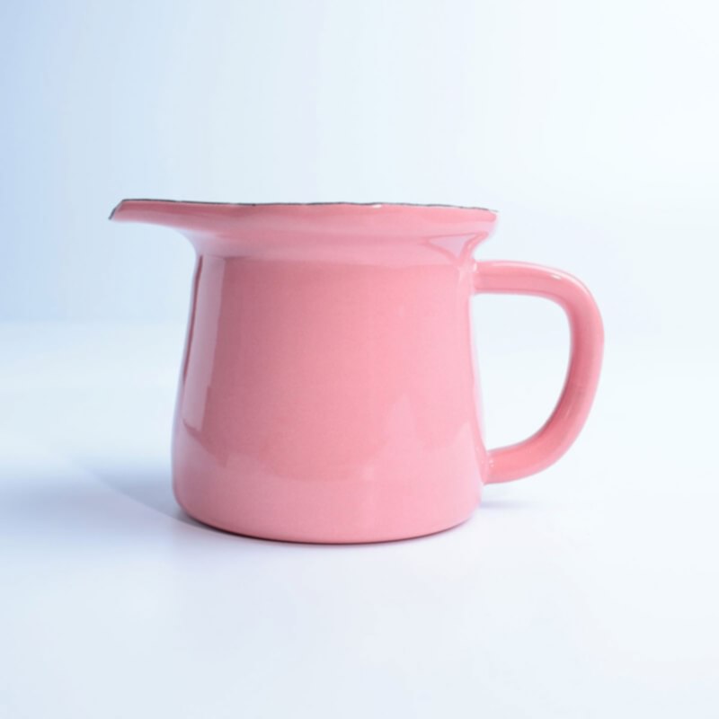 Beyaz zemin üzerinde, kulplu ve ağızlı, parlak pembe renkte emaye sosluk.